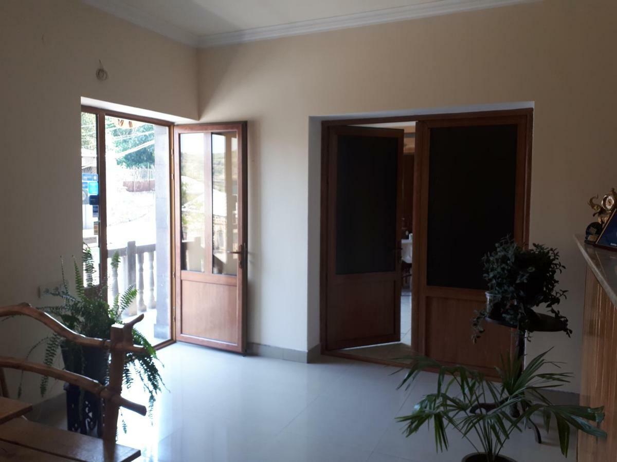 Hotel Vivas Goris Bagian luar foto